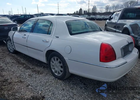2010 Lincoln Town Car Signature Limited z USA, uszkodzony, nr VIN 2LNBL8CV3AX750822